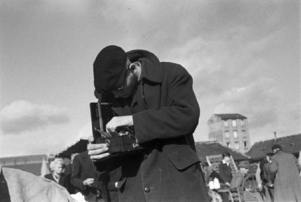 Le Vésinet. Il mercato delle pulci. Un uomo guarda attentamente una scatola