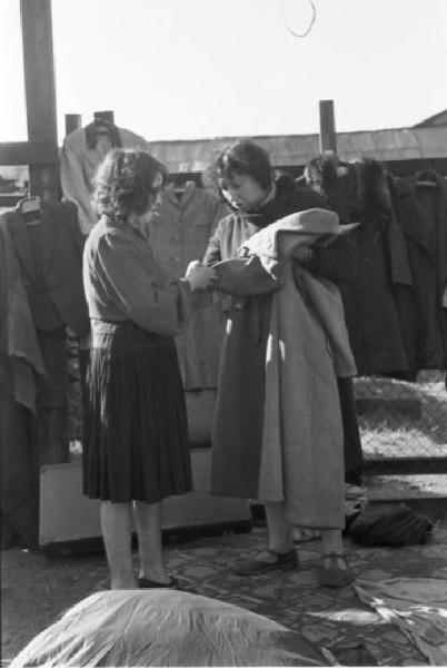 Le Vésinet. Il mercato delle pulci. Due donne guardano un cappotto