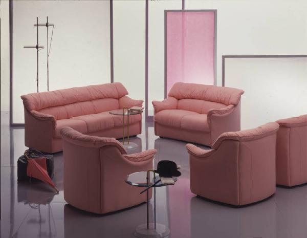 Mobilificio Natuzzi: salotto costituito da due divani  tre poltrone in pelle rosa