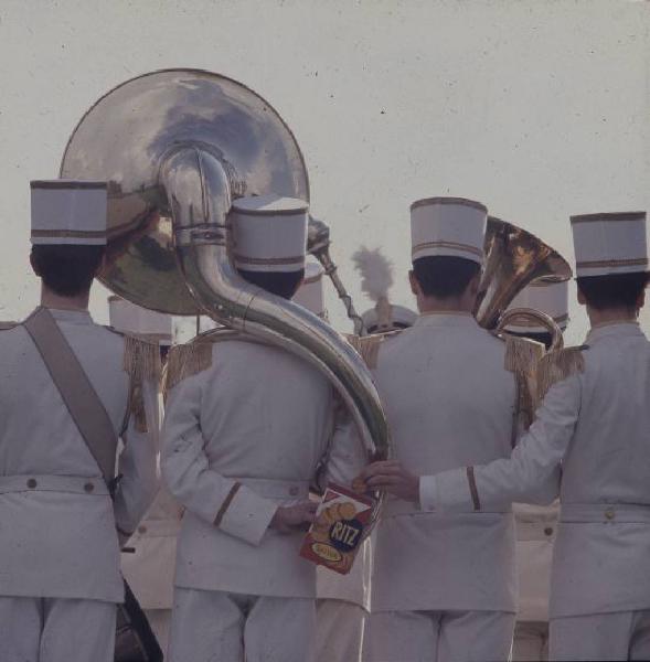 Campagna pubblicitaria Ritz Saiwa. Banda musicale di spalle - pacchetto crackers Ritz