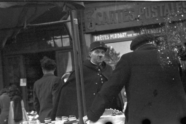 Le Vésinet. Il mercato delle pulci. Gendarme nei pressi di una bancarella