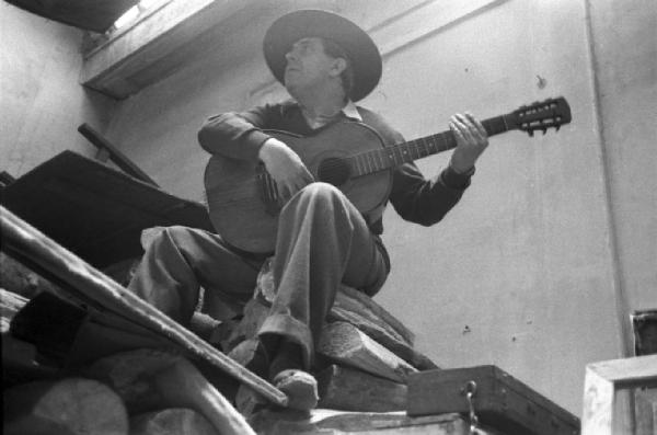 Parigi. L'artista Pedro Creixams suona la chitarra nel suo ateliér a Montmartre