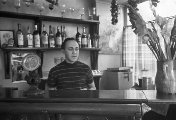 Parigi. Interno del locale La baite de "La Pomme" a Montmartre. Artista dietro il bancone