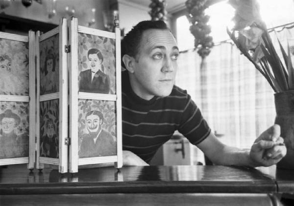 Parigi. Interno del locale La baite de "La Pomme" a Montmartre. Ritratto maschile, artista dietro il bancone