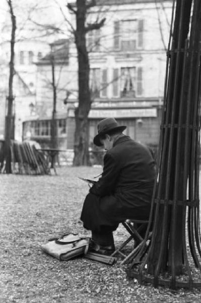 Parigi. Artista al lavoro in un giardino di Montmartre