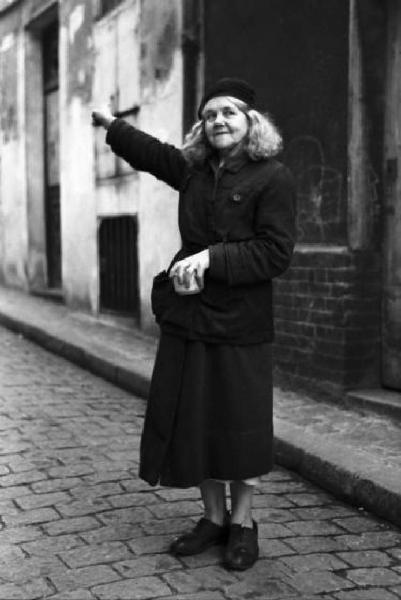 Parigi. Ritratto femminile, donna a Montmartre