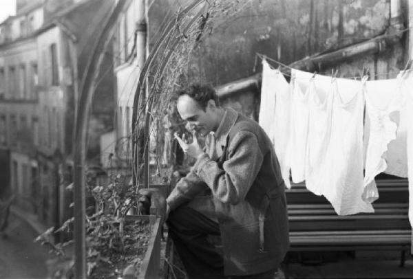 Parigi. Artista affacciato da una terrazza di Montmartre