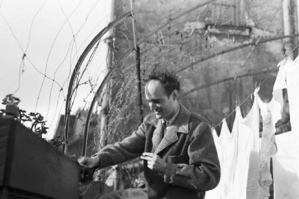 Parigi. Artista affacciato da una terrazza di Montmartre