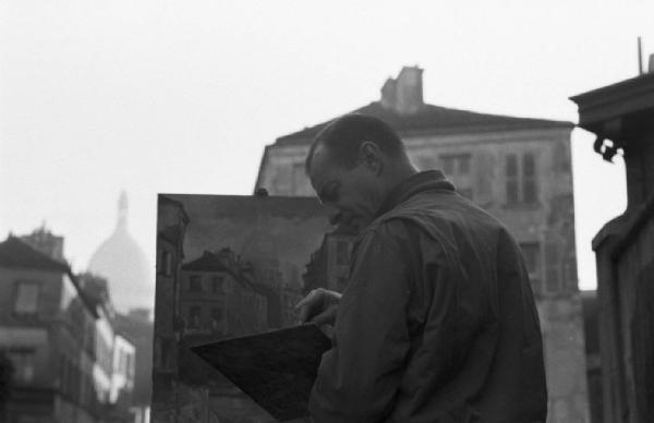 Parigi. Pittore al lavoro a Montmartre