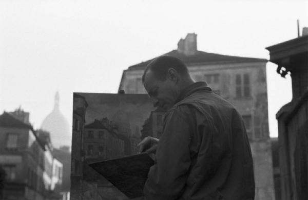 Parigi. Scorcio di Montmartre e pittori al lavoro per strada