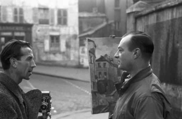 Parigi. Pittore e fotografo conversano per le vie di Montmartre