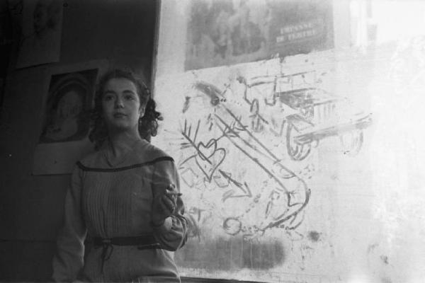 Parigi. Ritratto femminile, Cathérine posa davanti a un murales