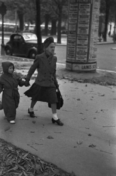 Parigi. Madre e figlia a passeggio per una via cittadina