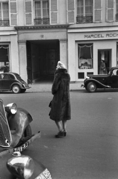 Parigi. Donna impellicciata che cammina per strada