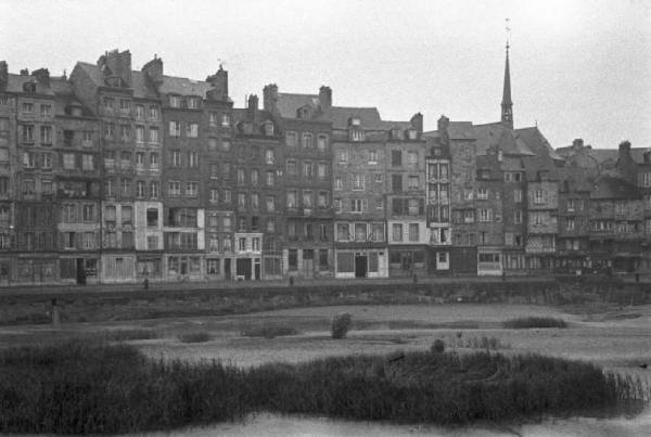 Honfleur. Edifici affacciati sul mare durante la bassa marea