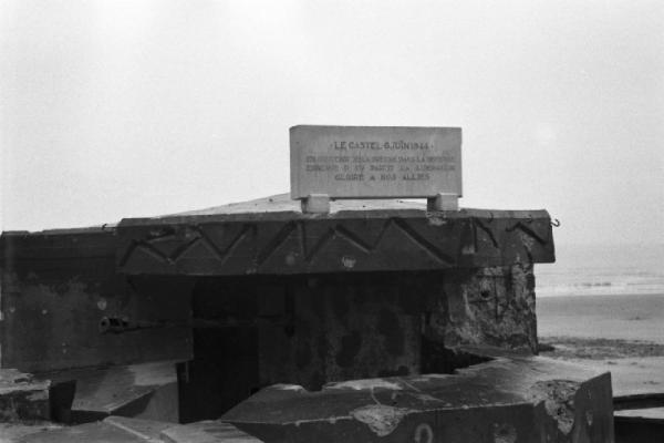 Normandia. Le spiaggie teatro dello sbarco alleato. Resti delle fortificazioni tedesche con epigrafe riportante la data "6 giugno 1944"