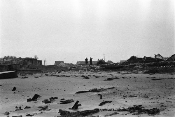Normandia. Le spiaggie teatro dello sbarco alleato. Rottami di mezzi anfibi e resti delle fortificazioni tedesche