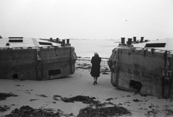 Normandia. Le spiaggie teatro dello sbarco alleato. Rottami di mezzi anfibi