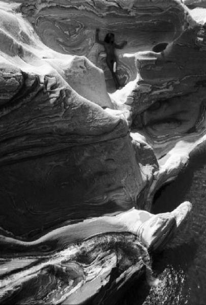Val Verzasca - fotomodella nuda aal'interno di un massiccio roccioso