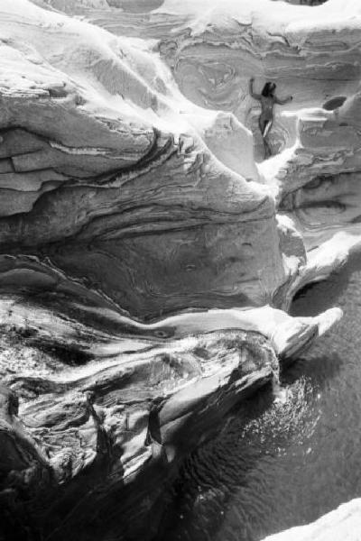 Val Verzasca - fotomodella nuda al'interno di un massiccio roccioso