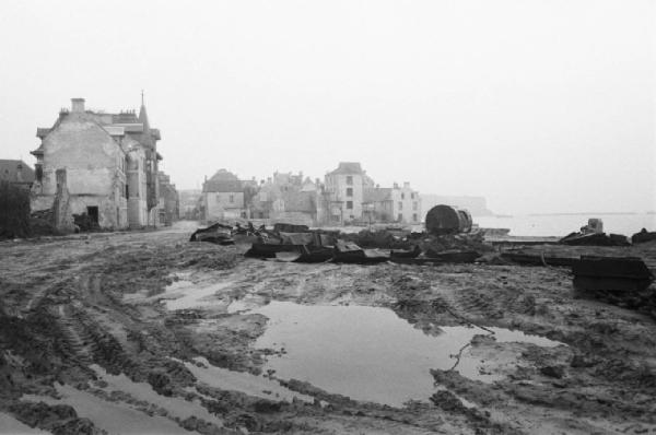 Normandia. Arromanches. Le spiagge teatro dello sbarco alleato. Scorcio del paese e rottami di mezzi anfibi