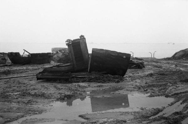 Normandia. Arromanches. Le spiagge teatro dello sbarco alleato. Rottami di mezzi anfibi