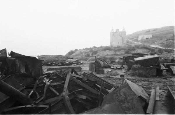 Normandia. Arromanches. Le spiagge teatro dello sbarco alleato. Rottami di mezzi anfibi