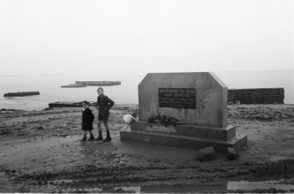 Normandia. Arromanches. Le spiagge teatro dello sbarco alleato. Cippo in memoria dell'evento