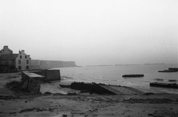 Normandia. Arromanches. Le spiagge teatro dello sbarco alleato. Rottami di mezzi anfibi