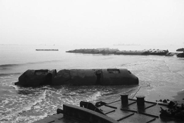 Normandia. Arromanches. Le spiagge teatro dello sbarco alleato. Rottami di mezzi anfibi