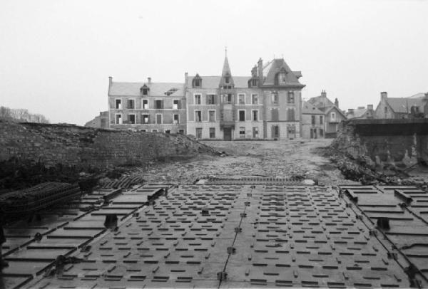 Normandia. Arromanches. Una residenza nobiliare e un ponte in ferro