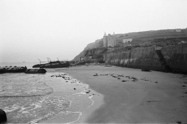 Normandia. Arromanches. Le spiaggie teatro dello sbarco alleato. Rottami di mezzi anfibi e la scogliera