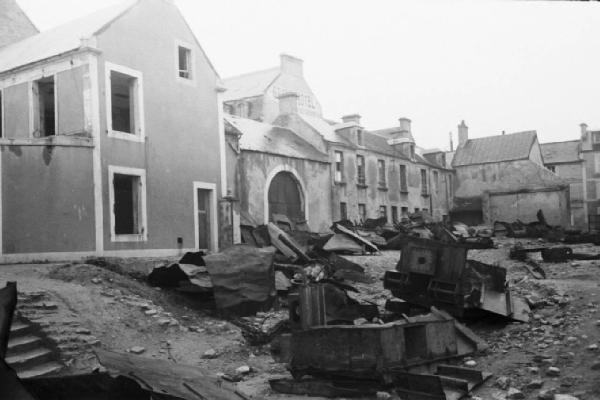 Normandia. Arromanches. Scorcio del paese e rottami di mezzi cingolati