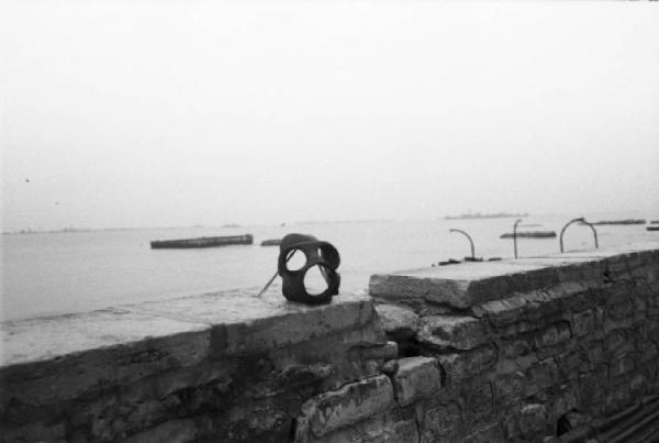 Normandia. Arromanches. Le spiagge teatro dello sbarco alleato. Un muro difensivo e una maschera antigas