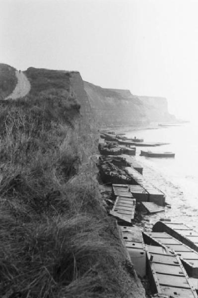 Normandia. Arromanches. Le spiagge teatro dello sbarco alleato. Rottami di mezzi anfibi e cingolati