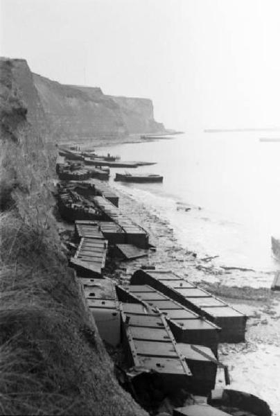Normandia. Arromanches. Le spiagge teatro dello sbarco alleato. Rottami di mezzi anfibi e cingolati