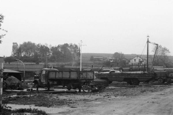 Normandia. Arromanches. Autocarri militari e convogli ferroviari abbandonati