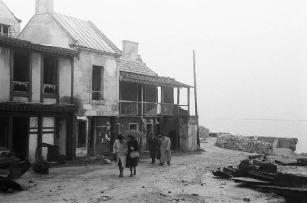 Normandia. Arromanches. Scorcio del paese con le case semidistrutte