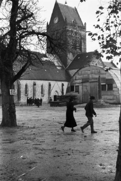 Normandia. St. Mère Eglise, scorcio della famosa chiesa al cui campanile rimase impigliato un paracdutista americano durante lo sbarco alleato