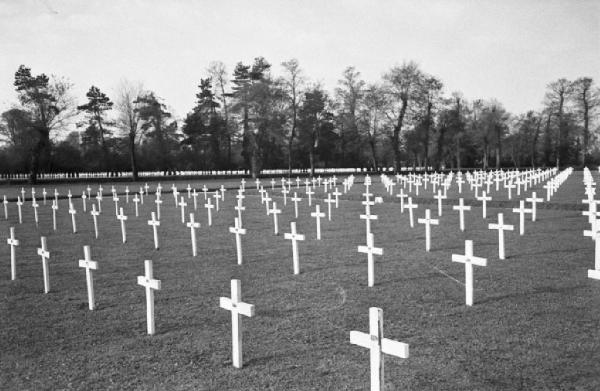 Normandia. St. Mère Eglise, cimitero di guerra. Fuga prospettica delle croci