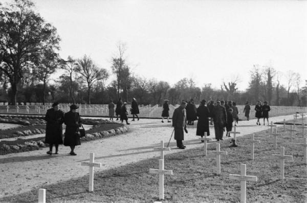 Normandia. St. Mère Eglise, cimitero di guerra. Commemorazione religiosa in memoria dei caduti dello sbarco alleato