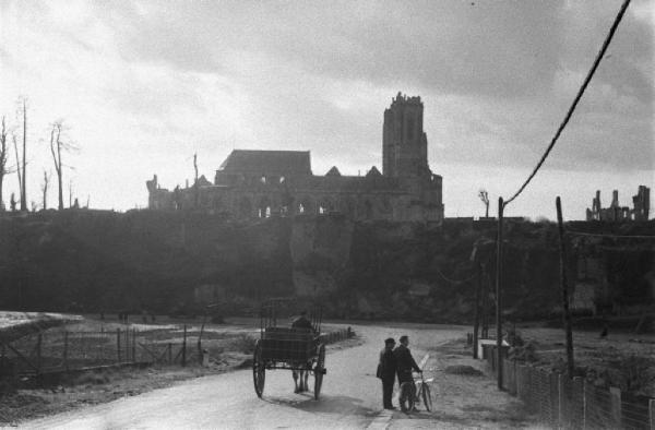 Normandia. St. Mère Eglise. La strada che conduce al paese percorsa da un carro trainato da un cavallo