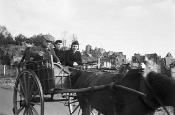 Normandia. St. Mère Eglise. Abitanti del paese in carrozza si recano alla commemorazione religiosa in memoria dei caduti dello sbarco alleato