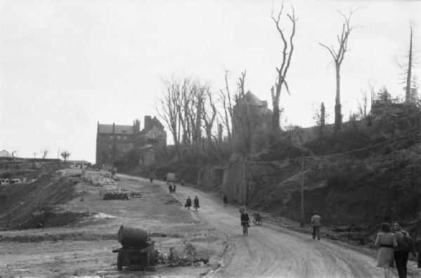 Normandia. St. Mère Eglise. La strada che conduce al paese semidistrutto in seguito allo sbarco alleato