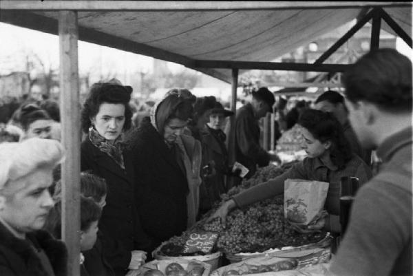 Normandia. Donne affollano il mercato di St. Mère Eglise