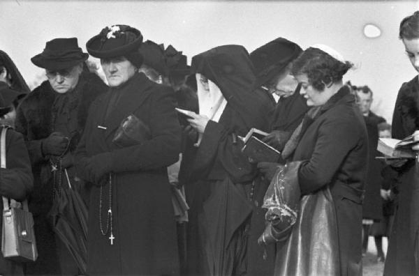 Normandia. Cimitero di guerra di St. Mère Eglise. Donne del paese, vestite a lutto, assistono alla commemorazione religiosa in onore dei caduti dello sbarco alleato