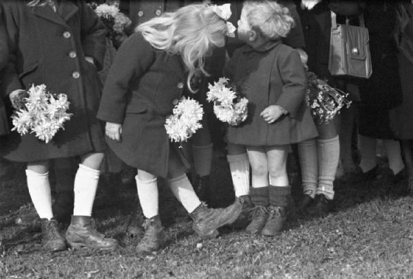 Normandia. Cimitero di guerra di St. Mère Eglise. Bambini del paese assistono alla commemorazione religiosa in onore dei caduti dello sbarco alleato
