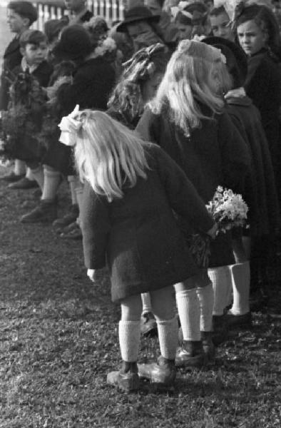 Normandia. Cimitero di guerra di St. Mère Eglise. Bambini del paese assistono alla commemorazione religiosa in onore dei caduti dello sbarco alleato