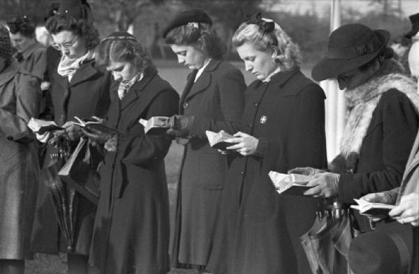 Normandia. Cimitero di guerra di St. Mère Eglise. Donne del paese assistono alla commemorazione religiosa in onore dei caduti dello sbarco alleato