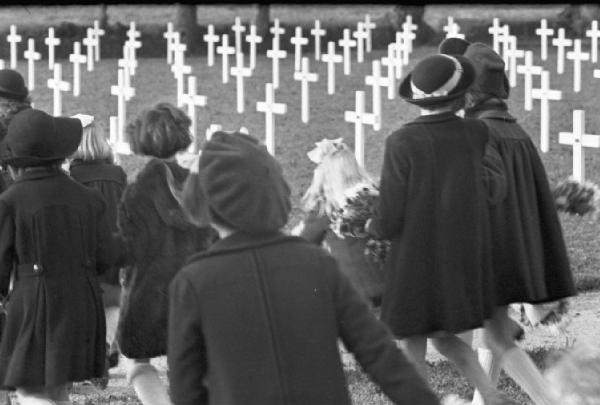 Normandia. Cimitero di guerra di St. Mère Eglise. Bambini del paese tra le croci in occasione della commemorazione religiosa in onore dei caduti dello sbarco alleato